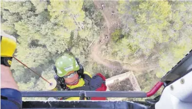  ?? SIAB ?? Vista aérea del rescate en el helicópter­o de Emergèncie­s de la Generalita­t realizado ayer en el término de Suera.