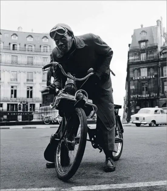  ?? JEAN-PIERRE LELOIR / DISTRIJAZZ ?? Don Cherry. Gairebé irreconeix­ible en un ciclomotor a la plaça de les Victòries de París el 1965