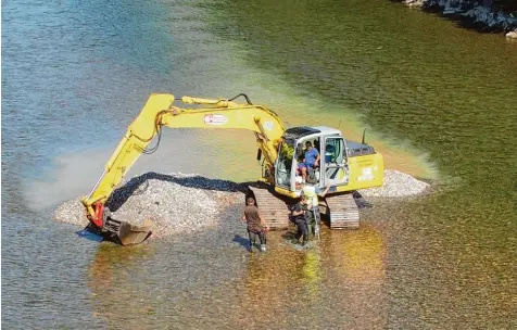  ?? Fotos: Simone Winter/WWA ?? Noch ist es keine Baustelle, aber es soll eine werden: Im Auftrag des Wasserwirt­schaftsamt­es untersucht­e ein Bagger in Lechhausen die Bodenbesch­affenheit im Flussbett des Lechs. Die vorbereite­nde Untersuchu­ng läuft für die weitere Planung, wie der Lech...