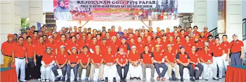  ??  ?? TETAMU Kehormat Datuk Haji Gulam Haidar Khan Bahadar (depan tengah) bersama para pemain yang menyertai Kejohanan Golf P.175 Papar 2018 di SHGCC pada Ahad.