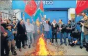  ?? AFP ?? Palestinia­ns burn an effigy of President Trump in Gaza City.