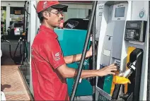  ??  ?? Labor. El trabajo de 24 horas de las gasolinera­s en las carreteras.