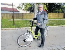  ??  ?? Jean-Michel Guérineau, maire, montre l’exemple en testant le vélo électrique.