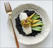  ?? Jessicarob­yn Keyser ?? Steamed cod is served atop black rice with snow peas, ginger and scallions.