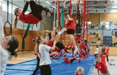  ?? Foto: Reinhold Radloff ?? Überall in den Leonhard-Wagner-Hallen wurde beim großen Jonglier- und Akrobatikt­ag der Leonhard-Wagner-Schulen geübt.