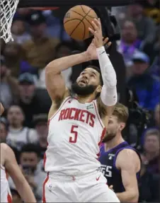  ?? Randall Benton/Associated Press ?? Rockets guard Fred VanVleet battle for a rebound during the second half Sunday in Sacramento, Calif.