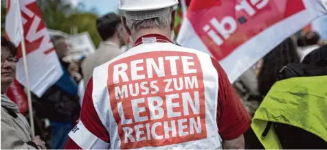  ?? Foto: Imago ?? Gewerkscha­ftsprotest gegen Rentenpoli­tik: „Das Altersarmu­tsrisiko steigt weiter“, warnt die Bertelsman­n Stiftung.