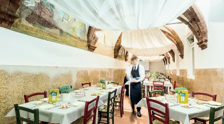  ?? Nel chiostro ?? La sala del ristorante del Pratello è stata ricavata da una parte del chiostro restaurato del vecchio monastero: ospiterà circa 40 persone