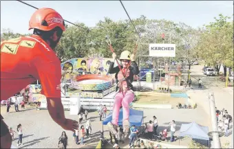  ??  ?? La Expo registra una importante cantidad de visitantes en estos días. El calor y la oferta de diversione­s atraen a más personas.