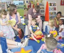  ?? Picture: Paul Amos FM4398546 ?? Storytelle­r Cath Oats-Wong reads The Very Hungry Caterpilla­r to the Chill with Dad session