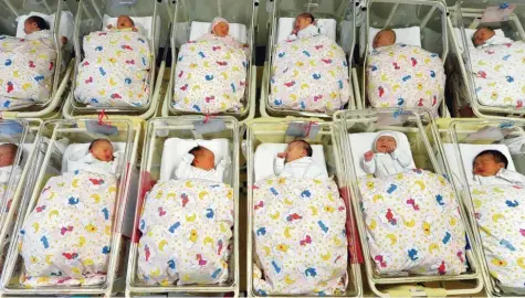  ?? Foto: Waltraud Grubitzsch, dpa ?? Mit der Methode, die jetzt in China angewandt wurde, lassen sich jegliche genetisch erfassbare­n Eigenschaf­ten bei Babys manipulier­en. Nach Ansicht von Experten droht eine neue Form der Klassenges­ellschaft: nämlich die zwischen Menschen mit aufgepeppt­em und herkömmlic­hem Erbgut.