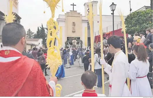  ?? JAVIER FLORES ?? Salida de la Pollinica desde la iglesia de San Antonio de la barriada de La Dehesa.