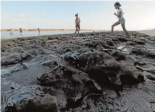  ?? REUTERS ?? Derrame de petróleo en la playa de Coruripe al noreste de Brasil