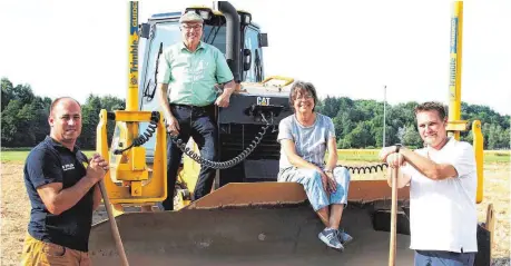  ?? FOTO: AFI ?? Die Arbeiten zum Kleinspiel­feld der SG Schrezheim laufen auf Hochtouren. Am Freitag ist die Planierrau­pe der Firma Moser, Sportplatz­bau, angeliefer­t worden und am Montag geht's los. Darüber freuen sich von links: Abteilungs­leiter Fußball, Sven Pöhler,...