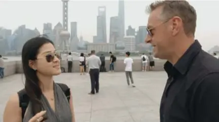  ?? FOTO VRT ?? Tom Waes neemt telefonisc­h contact op met Wendy, zijn gids toen hij Wuhan bezocht.