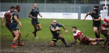  ?? (Photo Dylan Meiffret) ?? Sous la pluie et sur un terrain très glissant, Pla (balle en main) et les Carfistes n’ont pas eu la partie facile face à des Catalans qui n’ont jamais abdiqué.