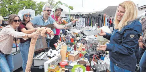  ?? FOTO: ARCHIV/ THOMAS WARNACK ?? Der Riedlinger Flohmarkt hat alles was das Herz begehrt, aber nicht unbedingt braucht.