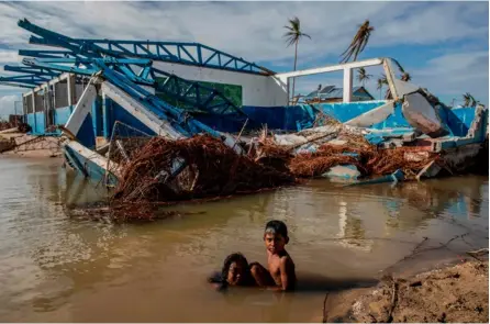  ?? AFP ?? Esta casa sucumbió a la fuerza de los vientos huracanado­s en Haulover, poblado del Caribe norte de Nicaragua. Muchos residentes confiesan que lo perdieron todo.