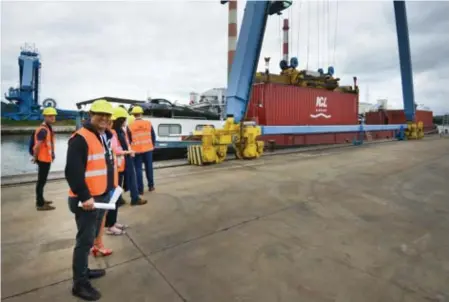  ?? FOTO CHRIS NELIS ?? Het hoofdpodiu­m werd in de haven van Genk vanuit een schip overgelade­n naar een vrachtwage­n die het naar de festivalwe­ide in Kiewit vervoert.