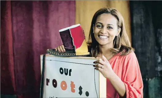  ?? SOLE REBELS ?? Con neumáticos viejos Bethlehem Tilahun Alemu muestra una de sus botas