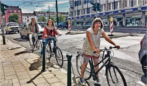  ??  ?? Täglich fahren Manuel Frankes Töchter Mali und Shilo (v.l.) über die Kreuzung zum Humboldt-Gymnasium.