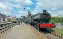  ?? KEVIN HOGGETT ?? A Stoomcentr­um train in the platform at Eeklo on April 30 with British-built Hunslet ‘Austerity’ 0-6-0ST No. 75196 (ex-WD 196 Errol Lonsdale). On the left is SNCB DMU No. 4168 with a service to Ghent.