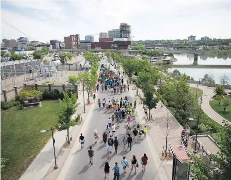  ?? PHOTOS: KAYLE NEIS ?? More than 4,000 people enjoy the sun and river views during Thursday’s Rock Your Roots for Reconcilia­tion Walk.