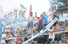  ??  ?? Manifestan­tes durante una protesta en contra del G20, ayer, en Buenos Aires.