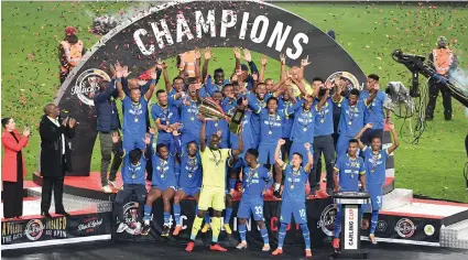  ?? /Gallo Images ?? Victorious Sundowns players lift the Carling Black Label Cup after beating Orlando Pirates 4-0 at FNB Stadium in Johannesbu­rg last night.