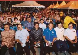  ??  ?? BN strategic communicat­ions director Datuk Seri Abdul Rahman Dahlan (third from right), MCA vicepresid­ent Datuk Chua Tee Yong (second from right) and Umno Batu Pahat division chief Datuk Dr Mohd Puad Zarkashi (left) at the ‘Ceramah Rakyat’ roadshow at...