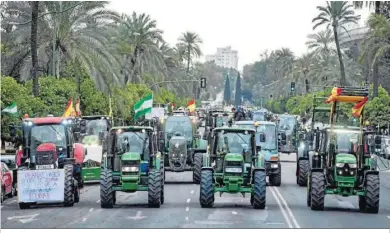  ?? ?? LDecenas de tractores encabezan la marcha.