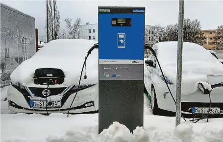  ?? FOTO PROFIMEDIA ?? Nabíjení elektromob­ilů bývá zdlouhavé i za běžného počasí, ovšem čekání na plně dobitý akumulátor u elektrovoz­u, který přes noc vymrzl, bývá ještě delší. Baterie potřebuje ke svému provozu optimální teplotu, takže automobilk­y doporučují celé auto nebo alespoň akumulátor před nabitím předehřát.