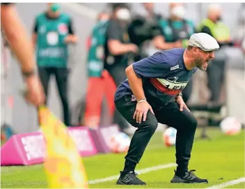  ?? FOTO: MATTHIAS SCHRADER/AP ?? Rumpelstil­zchen an der Seitenlini­e: Kölns Trainer Steffen Baumgart gilt nicht gerade als stoischer Vertreter innerhalb der Zunft der Bundesliga­trainer. Seine Spieler mögen es.