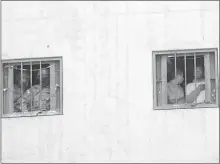  ?? Cortesía ?? Desde sus celdas algunos presos cantan el himno nacional en las jornadas cívicas que ahora hay en la cárcel de
Turi. /