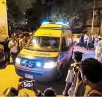  ??  ?? Una ambulancia se abría paso anoche de camino a una morgue en El Cairo.