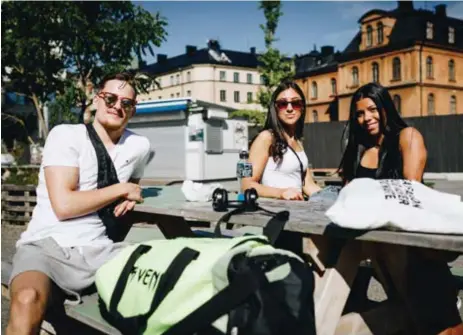  ?? FOTO: YLVA BERGMAN ?? PLÅGOSAMTA­L. Vi pratar med stockholma­re om hur de hanterar sommarens plågor. Här Marie der Necessian, Selma Zilic och Joshua Bovet.