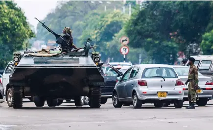 ?? AFP ?? Militares zimbabwean­os reforçaram as suas posições nas ruas que dão acesso à residência de Mugabe
