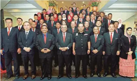  ?? PIC BY MUHAMMAD ZUHAIRI ZUBER ?? Mayor Datuk Zainal Hussin (front row, fourth from left) and state Malaysian Anti-Corruption Commission director Abu Talib Othman (front row, fifth from right) and council staff after the corruption-free pledge in Ayer Keroh yesterday.