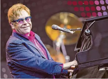  ?? Fotos: Florian Schuh, dpa; Andy Stuart, afp; afp/STF ?? Der Mann am Klavier: Elton John ist eine Legende, verkaufte etwa 450 Millionen Schallplat­ten. Kurz vor seinem 71. Geburtstag kündigte er nun an, auf eine „letzte Tour“gehen zu wollen.