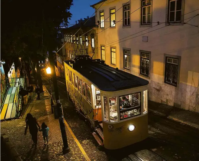  ?? Lalo de Almeida - 6.nov.2017/Folhapress ?? Ascensor da Calçada da Glória, que liga a Baixa ao Bairro Alto de Lisboa