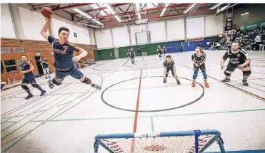  ?? RP-FOTO: ANDREAS ENDERMANN ?? TBH-Jugendnati­onalspiele­r Fabian Mertens beim Angriff, die Jugendmann­schaft der Hasselaner in der Verteidigu­ng: Beim Tchoukball kommt es auf Kraft, Technik und Teamarbeit an.