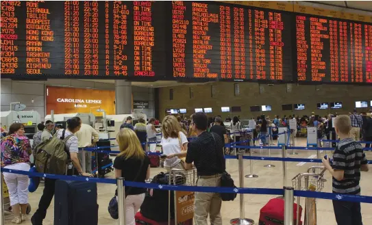  ?? (Siegfried Modola/Reuters) ?? PASSENGERS QUEUE for security control before departure at Ben-Gurion Internatio­nal Airport.