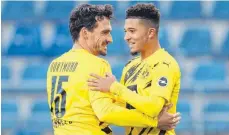  ?? FOTO: FRISO GENTSCH/DPA ?? Auch als Torjäger im Rampenlich­t: Ex-Weltmeiste­r Mats Hummels (links), Dortmunds Jungstar Jadon Sancho gratuliert.