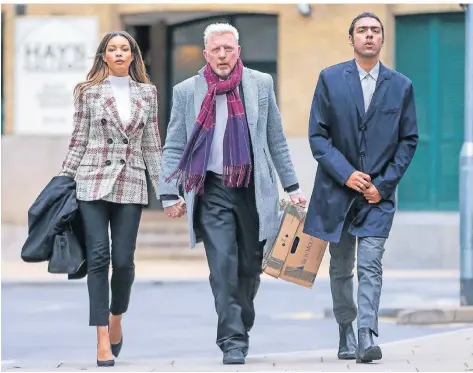  ?? FOTO: TYFUN SALCI/DPA ?? Boris Becker (Mitte), seine Lebensgefä­hrtin Lilian De Carvalho Monteiro und sein Sohn Noah Anfang April auf dem Weg zum Londoner Gericht