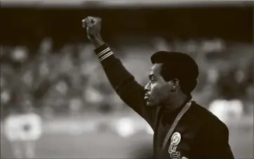  ?? (©Raymond Depardon/Magnum Photos) ?? Mexico City, Jeux Olympiques,  octobre . Les athlètes américains manifesten­t contre la discrimina­tion raciale. Ici, l’Américain Lee Evans.