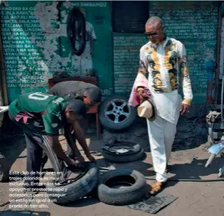  ??  ?? Este club de hombres en trajes coloridos es muy exclusivo. Entre ellos se apoyan al prestarse ropa y accesorios para conseguir un estilo sin igual a un precio no tan alto.