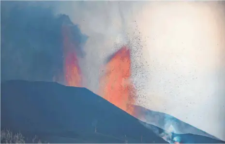  ?? FOTO: MIGUEL CALERO/IMAGO IMAGES ?? Der Vulkan gibt keine Ruhe: Auch am Wochenende spuckte der Cumbre Vieja auf La Palma wieder Lava, Gesteinsbr­ocken und Asche.