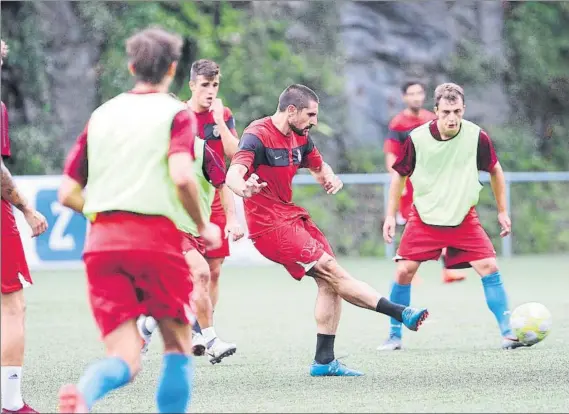  ?? FOTO: LUIS MARI UNCITI ?? El Real Unión se volvió a ejercitar en el día ayer en las instalacio­nes de Zubieta. Los irundarras quieren empezar a ganar este fin de semana en el Stadium Gal