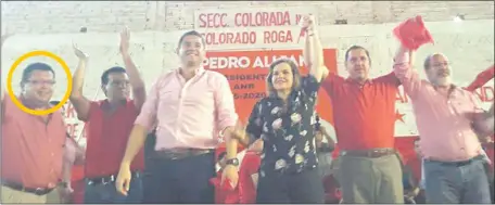  ??  ?? El ahora camarista Aniceto Amarilla, primero de la izquierda, en un acto del Partido Colorado. En la otra punta, el gobernador de Alto Paraná, Justo Zacarías Irún, y su hermano Javier. También aparecen la senadora Lilian Samaniego y Pedro Alliana.