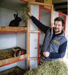  ??  ?? Toni Kürzinger ist Kaninchenz­üchter aus Leidenscha­ft. Das Hobby wird in seiner Fa milie schon in der vierten Generation gepflegt.
